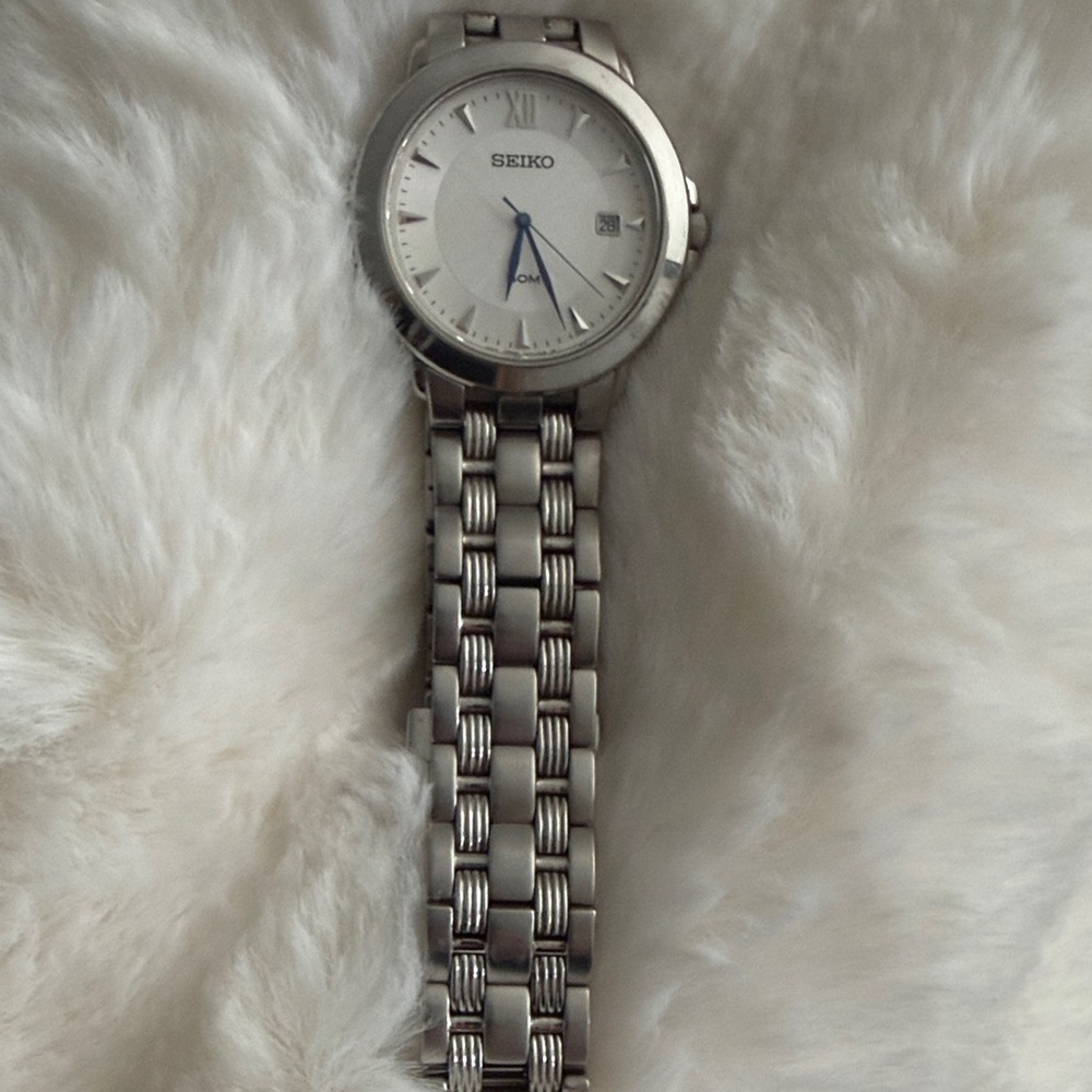 Seiko Silver and White Classic Watch vintage man watch. Need battery.